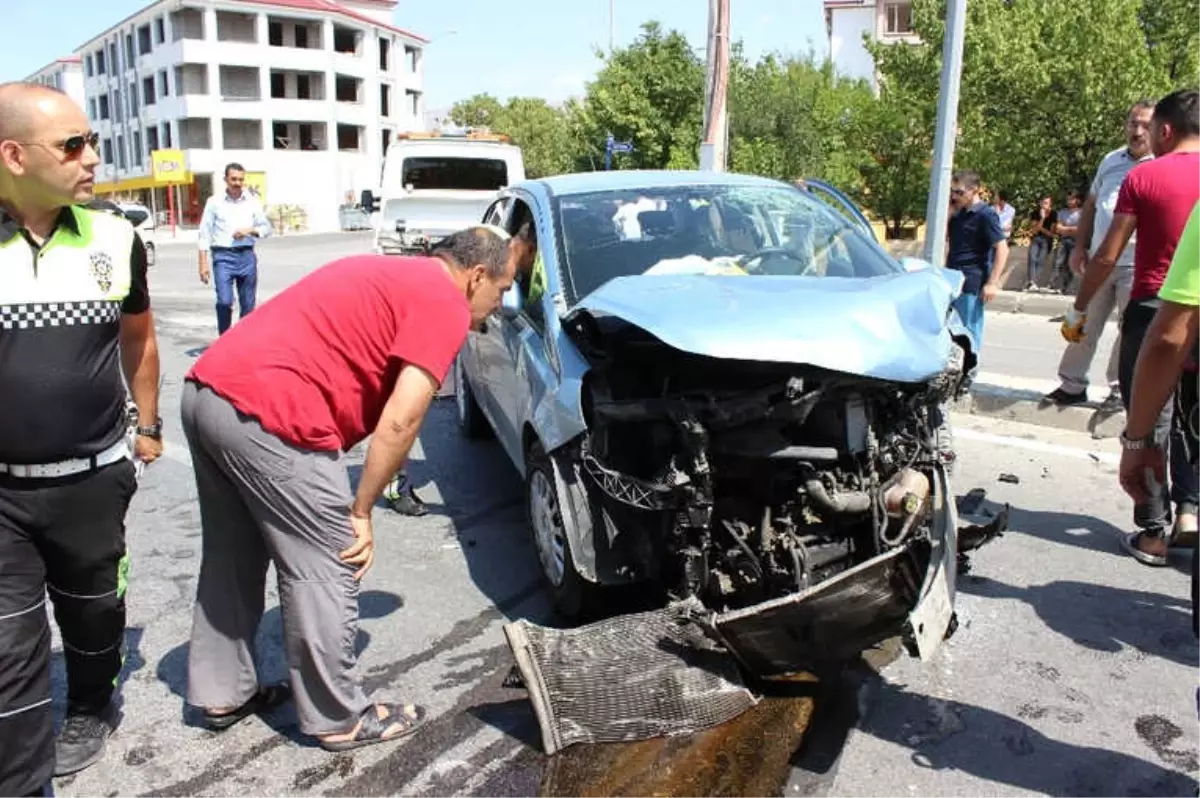 Erzincan\'da Trafik Kazası: 5 Yaralı