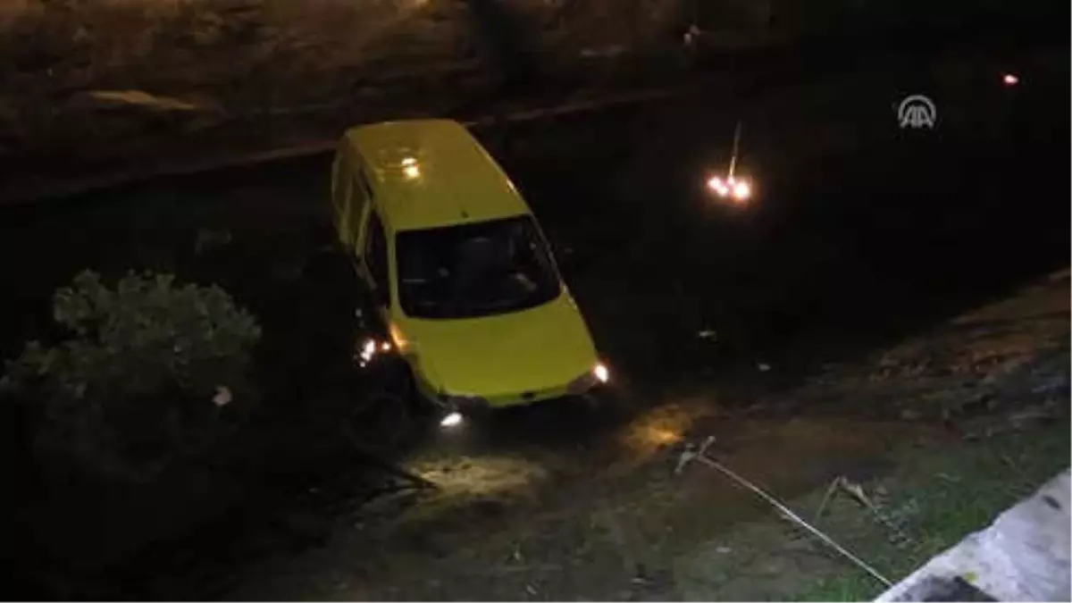 Hafif Ticari Araç Sulama Kanalına Düştü