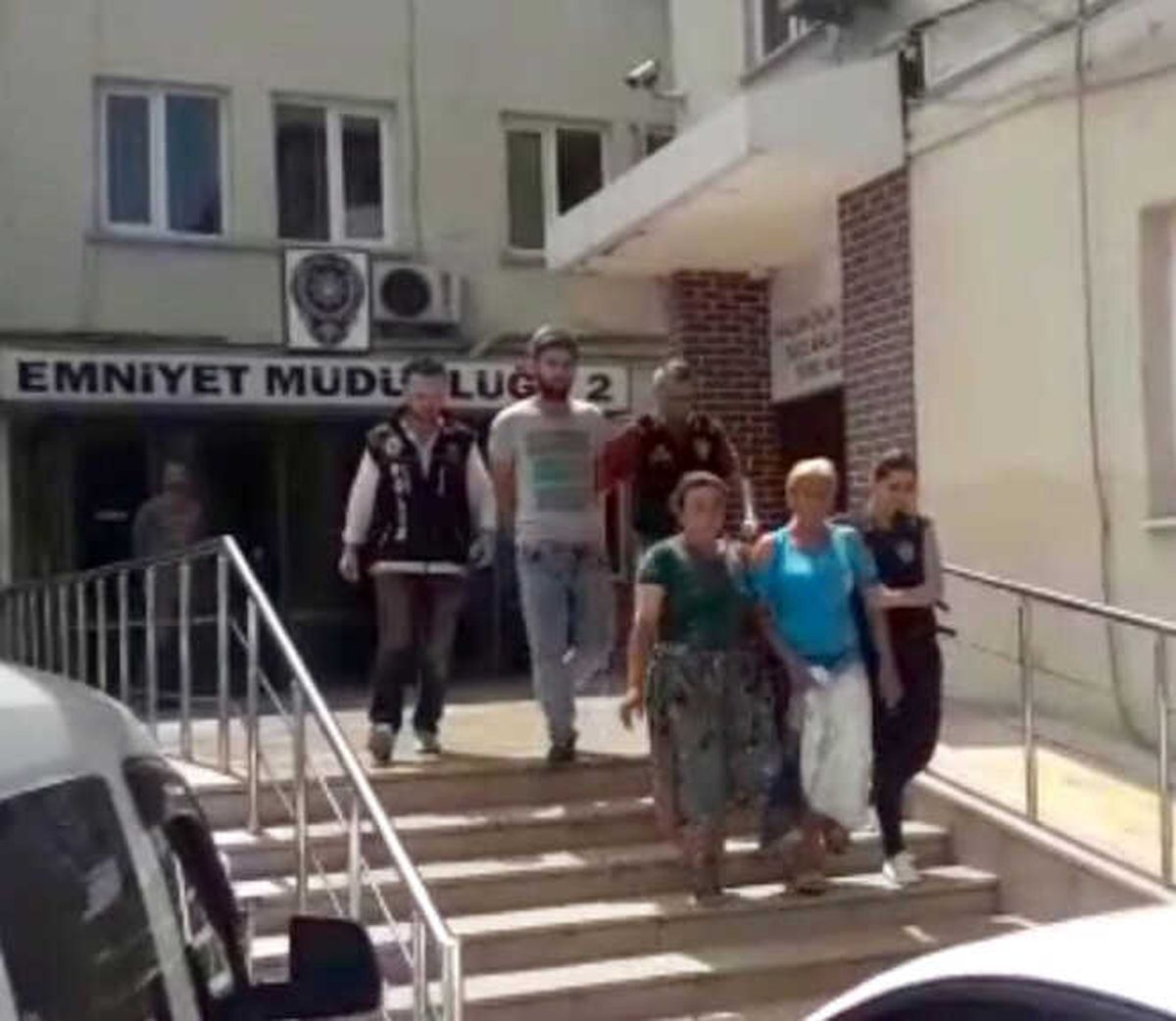 Hakkında 8 Yıl Hapis Cezası Bulunan Firari Kadın Uyuşturucu Satarken Yakalandı