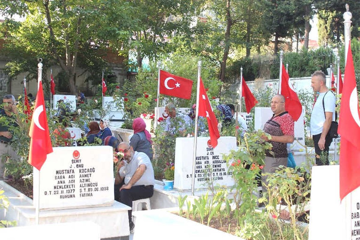 Hatay\'da Mezarlıklar Doldu Taştı