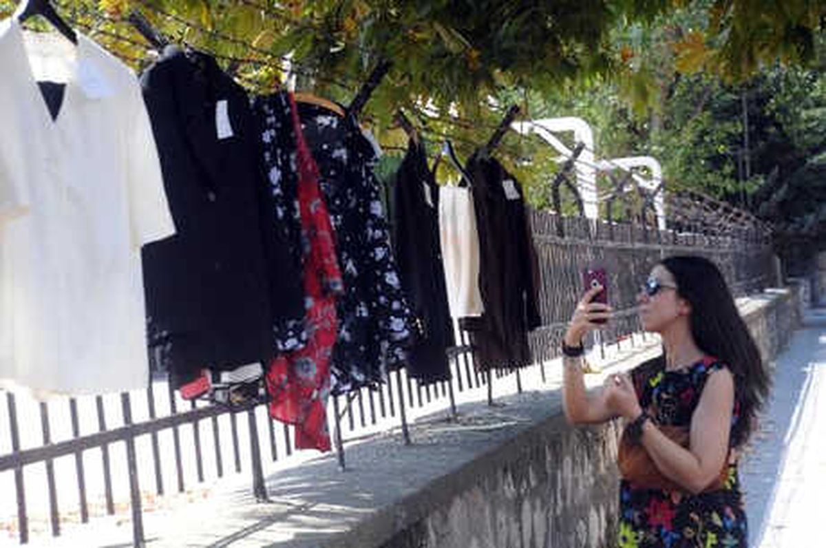 Hayırseverden \'İyi Bayramlar\' Notuyla Askıda Kıyafet