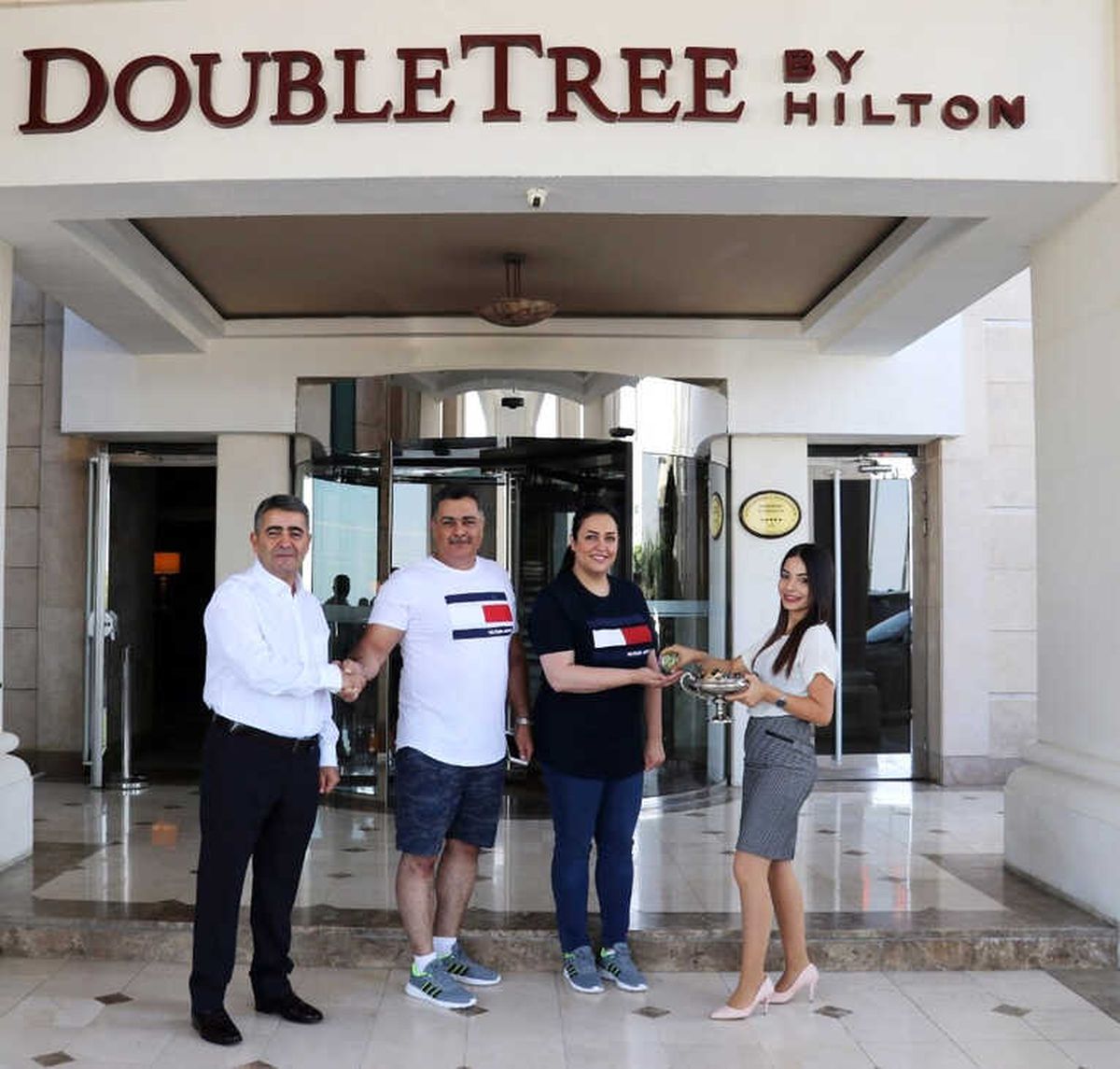 Hilton Yöneticileri, Misafirlerinin Bayramını Kutladı