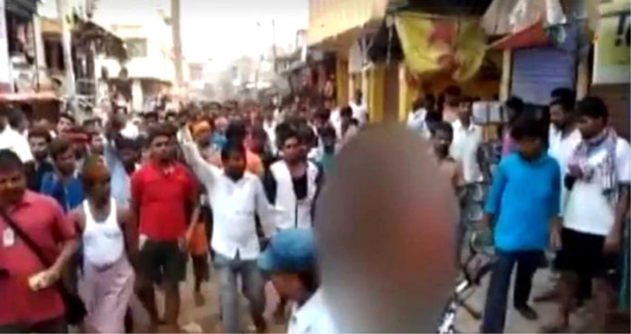 Hindistan\'da, Cinayet Şüphelisi Kadın Sokaklarda Çıplak Yürütülerek Dövüldü