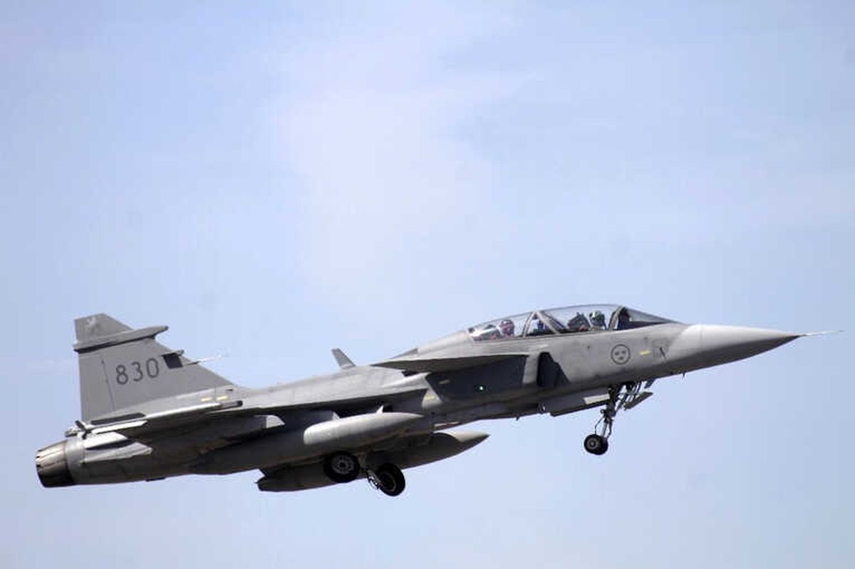 İsveç Savaş Uçağı Düştü, Pilot Sağ Kurtuldu