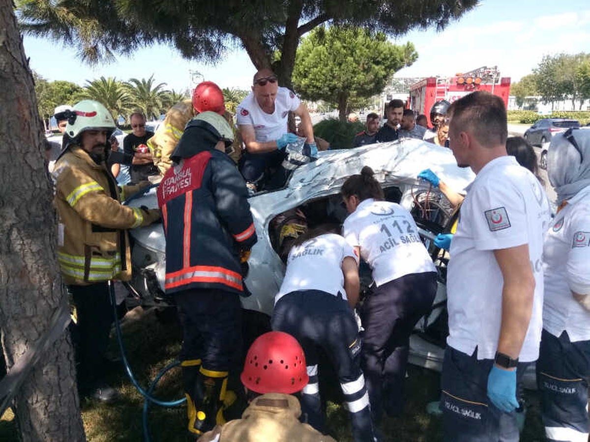 Kartal\'da Otomobil Ağaca Çarptı: 1\'i Ağır 2 Yaralı