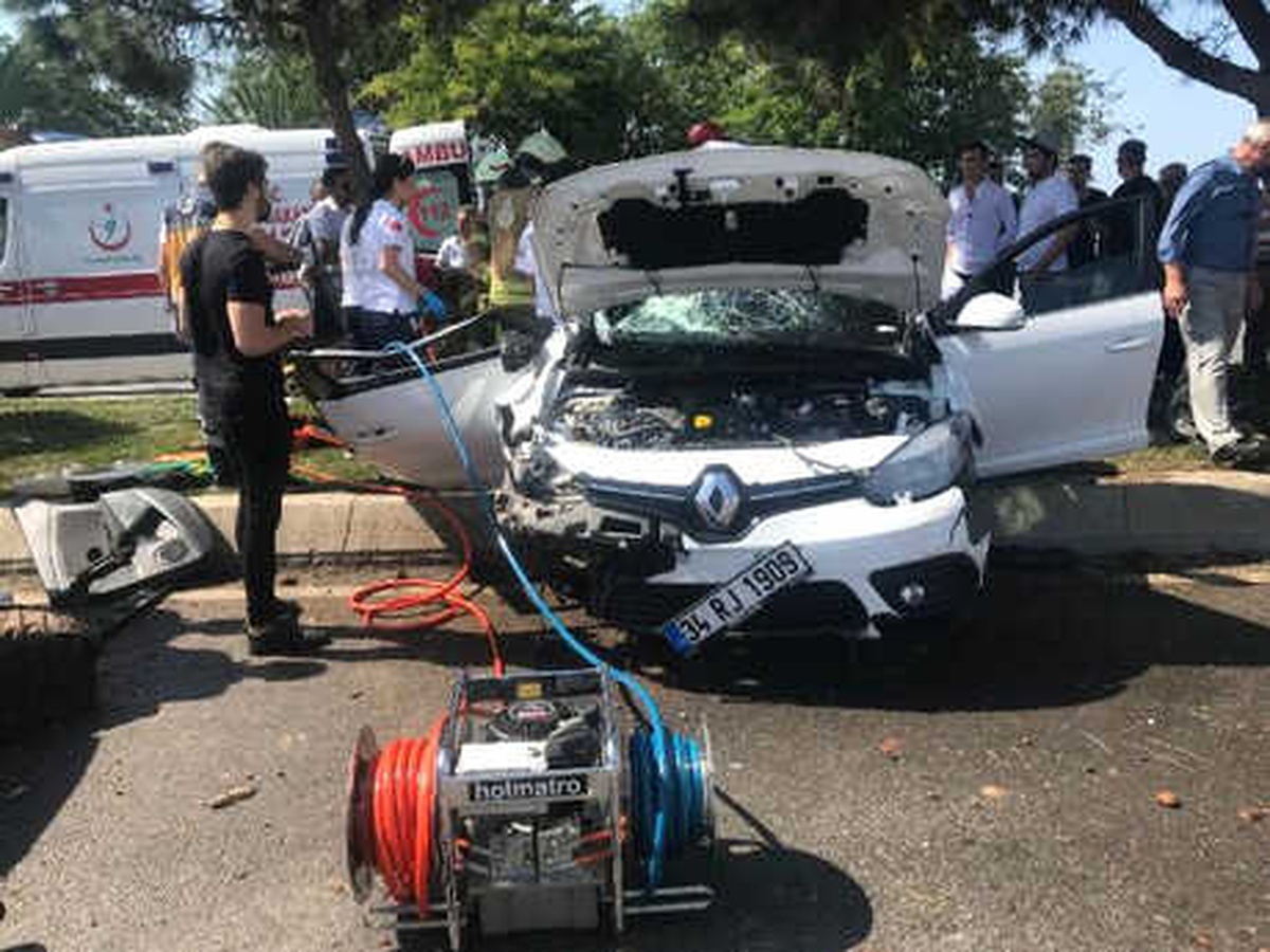 Kartal Sahil Yolu\'nda Makas Kazası: 2 Yaralı