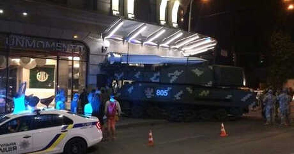 Kiev\'de Füze Taşıyan Askeri Araç Binaya Çarptı