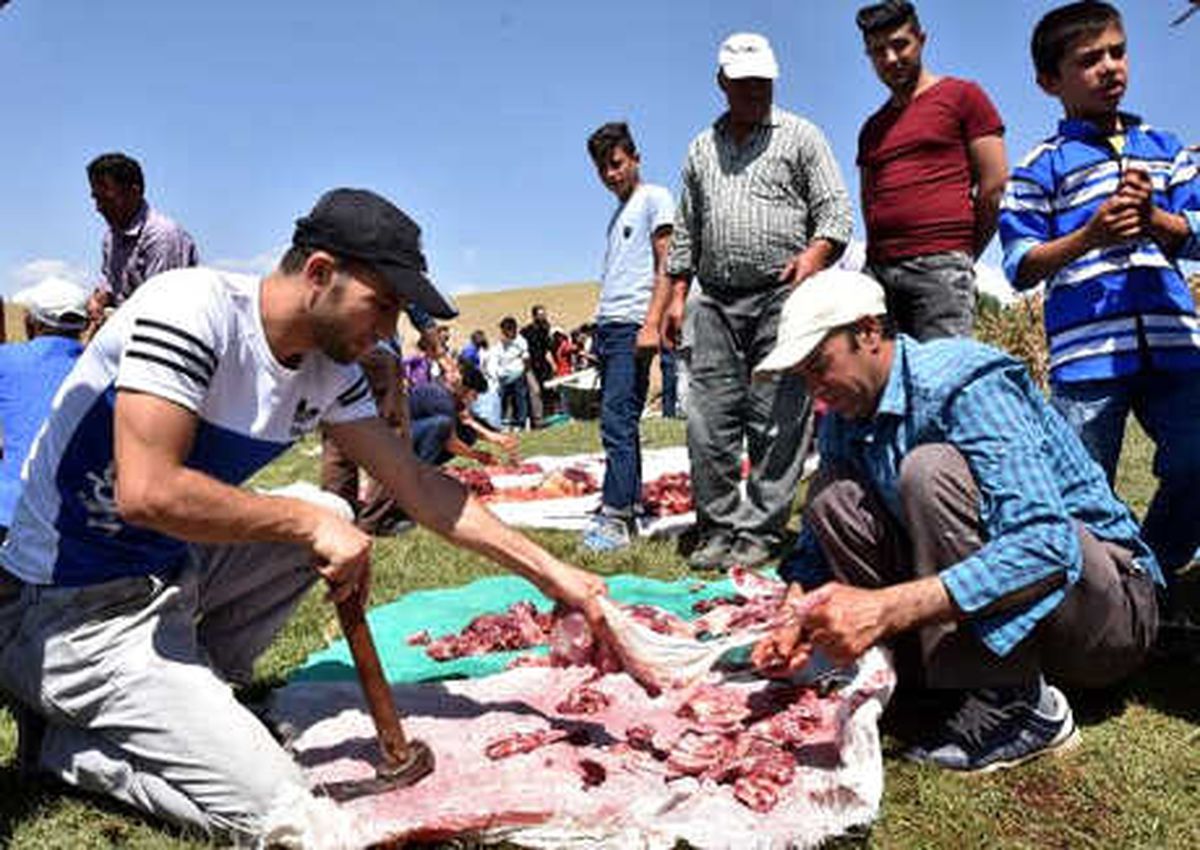 Mahallede Kesilen Kurban Etleri Toplanıp, Herkese Eşit Dağıtılıyor