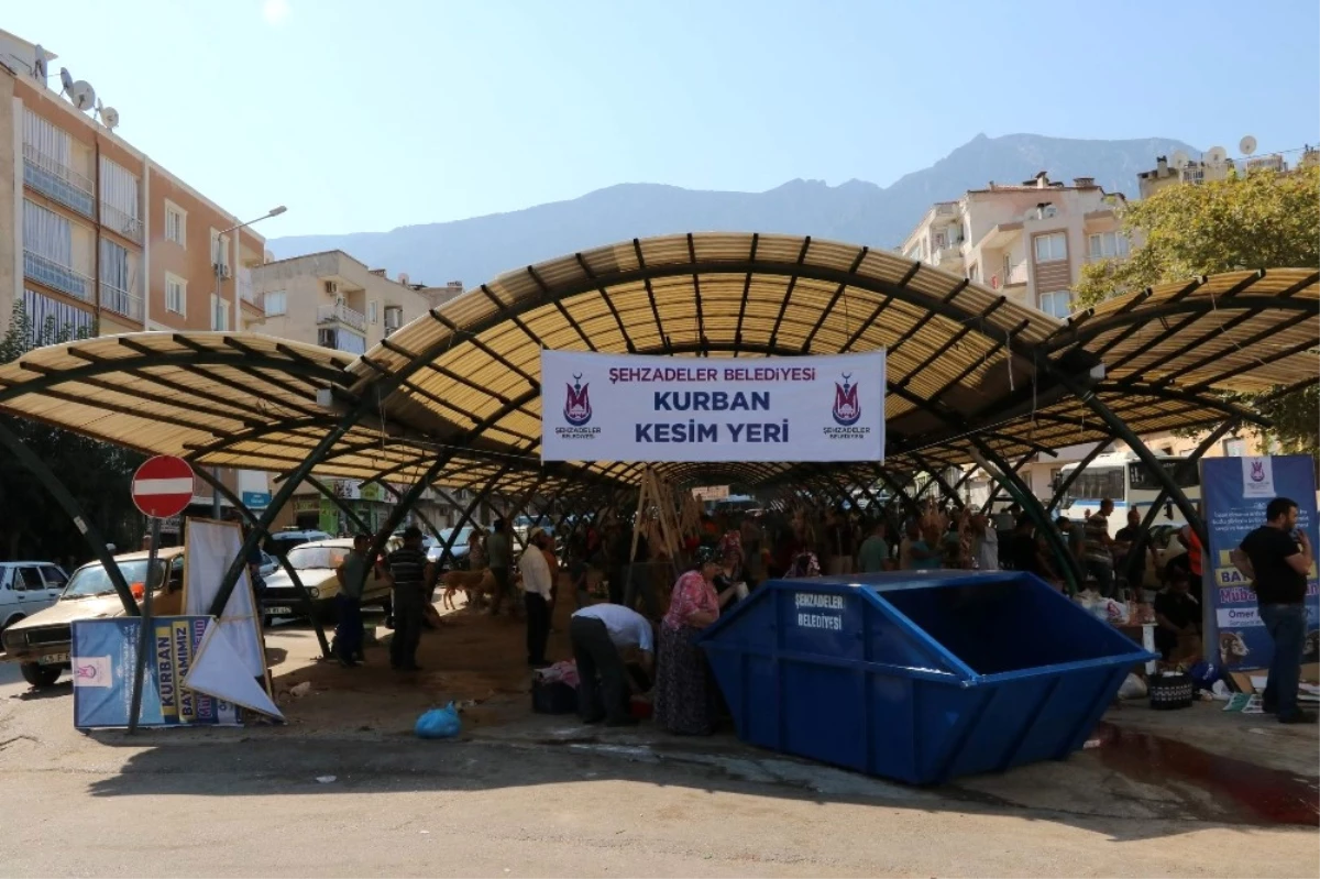 Manisalı Vatandaşlar Kurban İbadetini Yerine Getiriyor