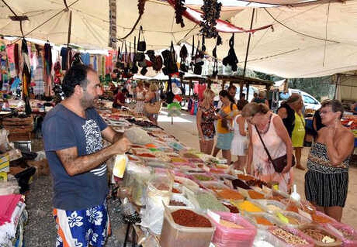 Marmaris\'te Pazarcı, İngiliz Müşterilerinden Dil Öğrendi