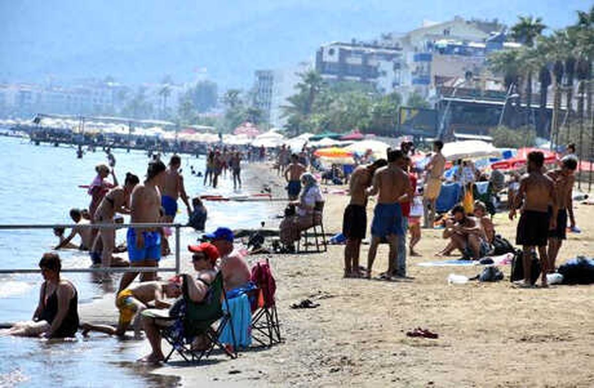 Marmaris\'te Tatilciler Gündüz Plajları, Akşam Caddeleri Doldurdu