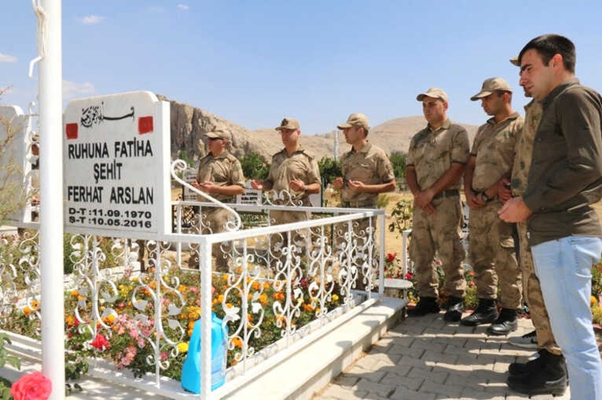 Mehmetçik Şehit Mezarlarını Ziyaret Etti