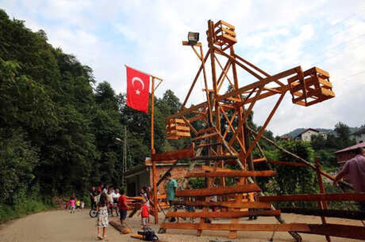 Rize\'de Köylülerin Bayram Eğlencesi; Ahşap Dönme Dolap
