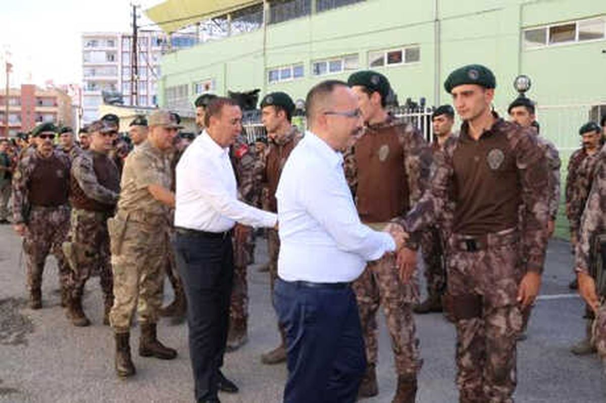 Siirt\'te Vali Atik, Asker ve Polislerle Bayramlaştı