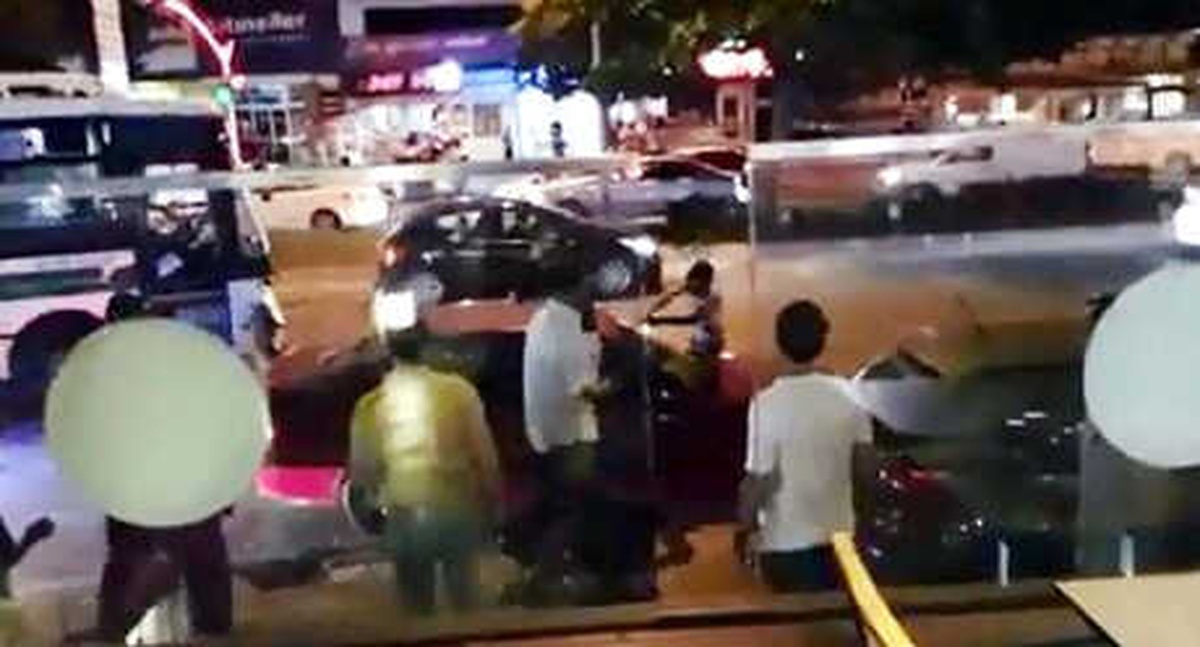 Trafik Cezasına Kızdı, Otomobilini Parçaladı