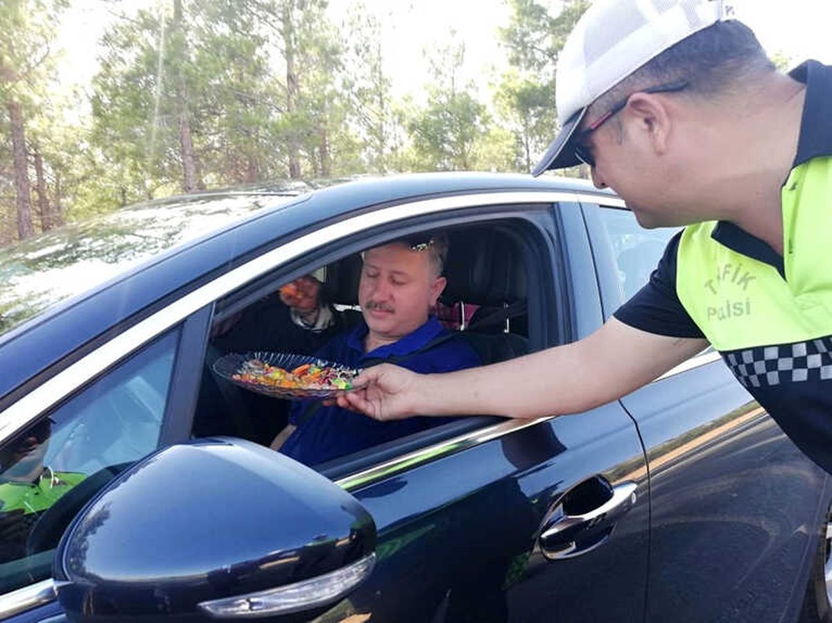 Trafik Polislerinden Sürücülere Kolonya ve Bayram Şekeri