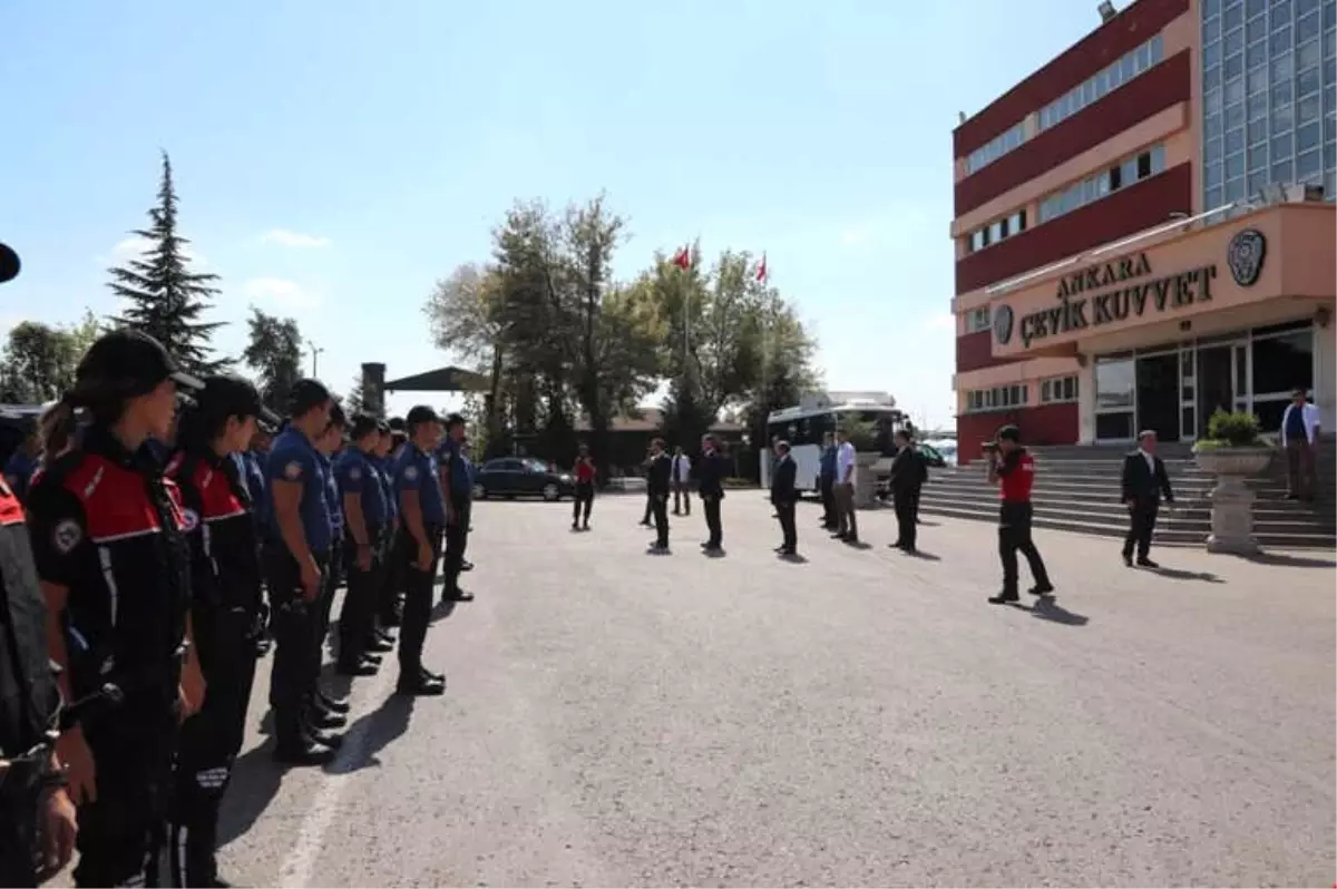 Vali Topaca, Polislerle Bayramlaştı