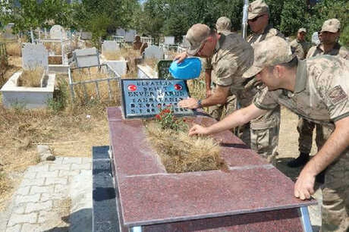 Van\'da Askerler, Şehit Mezarlarını Ziyaret Etti