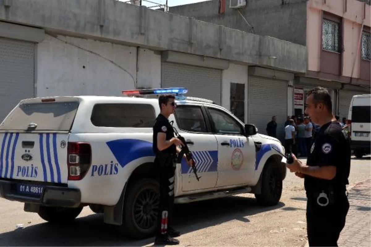 Adana\'da İki Grup Çatıştı; Yoldan Geçen Berfin de Vuruldu