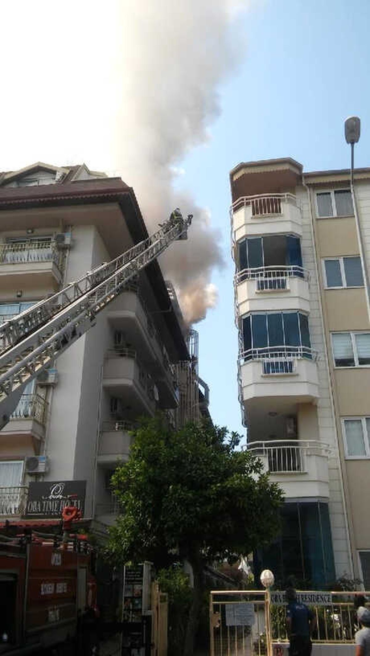 Alanya\'da 5 Katlı Otelde Yangın