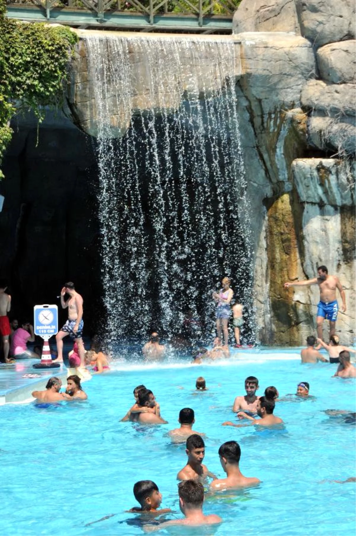 Antalya\'da Sahiller ve Su Parkları Doldu