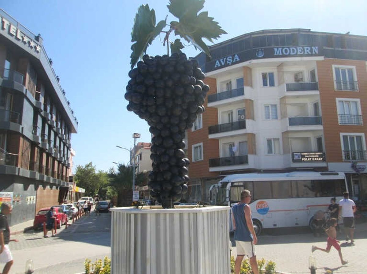 Avşa\'da Üzüm Salkımı Heykeli