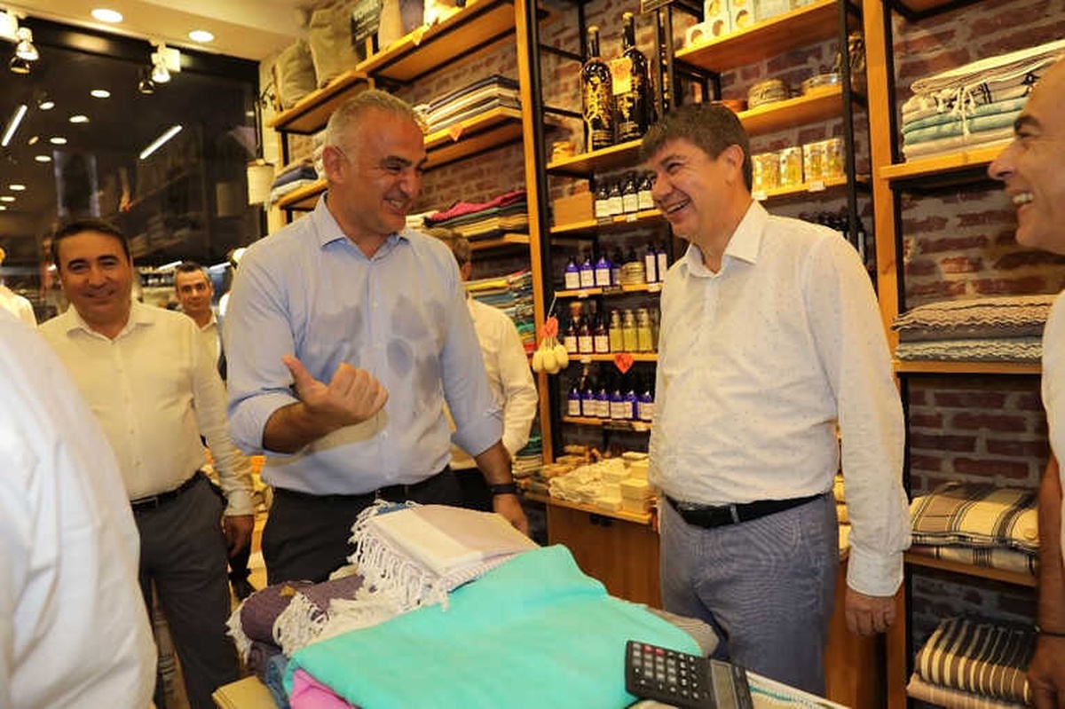Bakan Ersoy "Siftah Yapalım" Deyip Turizm Esnafından Havlu ve Keçi Sütünden Yapılmış Sabun Aldı.