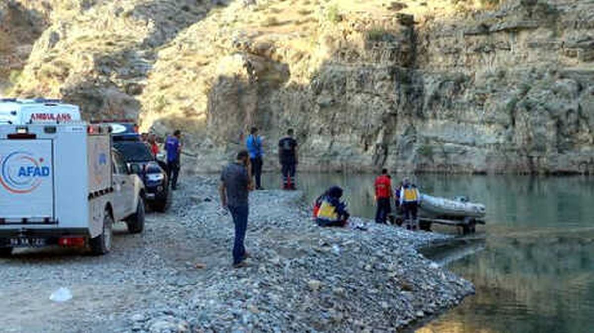Botan Çayı\'na Giren Asteğmen Suda Kayboldu