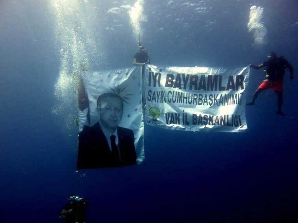 Cumhurbaşkanı Erdoğan\'ın Bayramını Denizin Altında Kutladılar