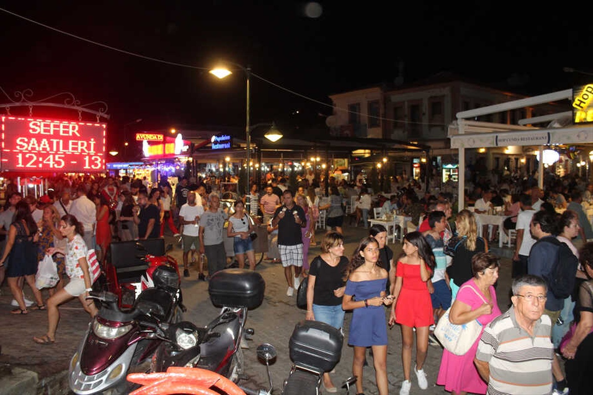Cunda Adası\'nda Bayram Tatili Yoğunluğu