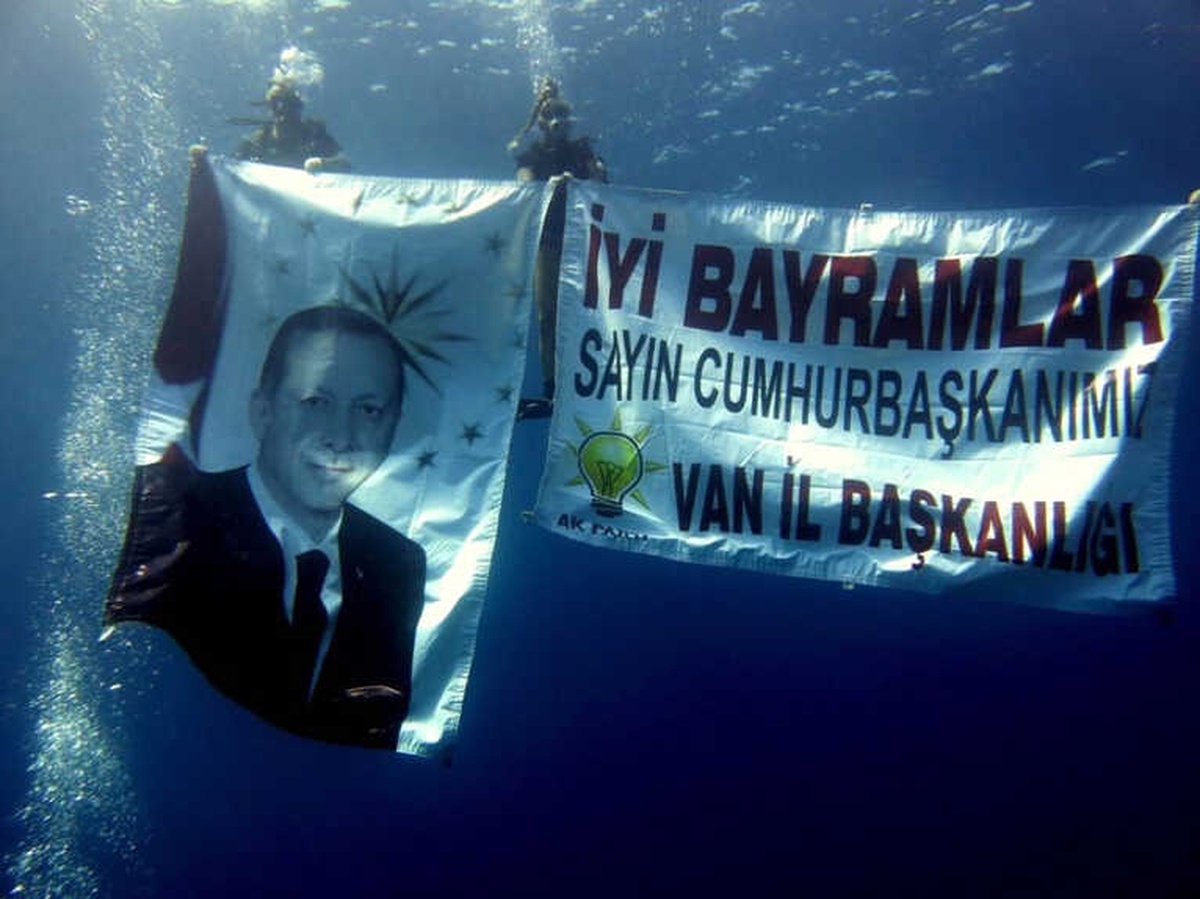 Erdoğan\'ın Bayramını Denizin Altında Kutladılar