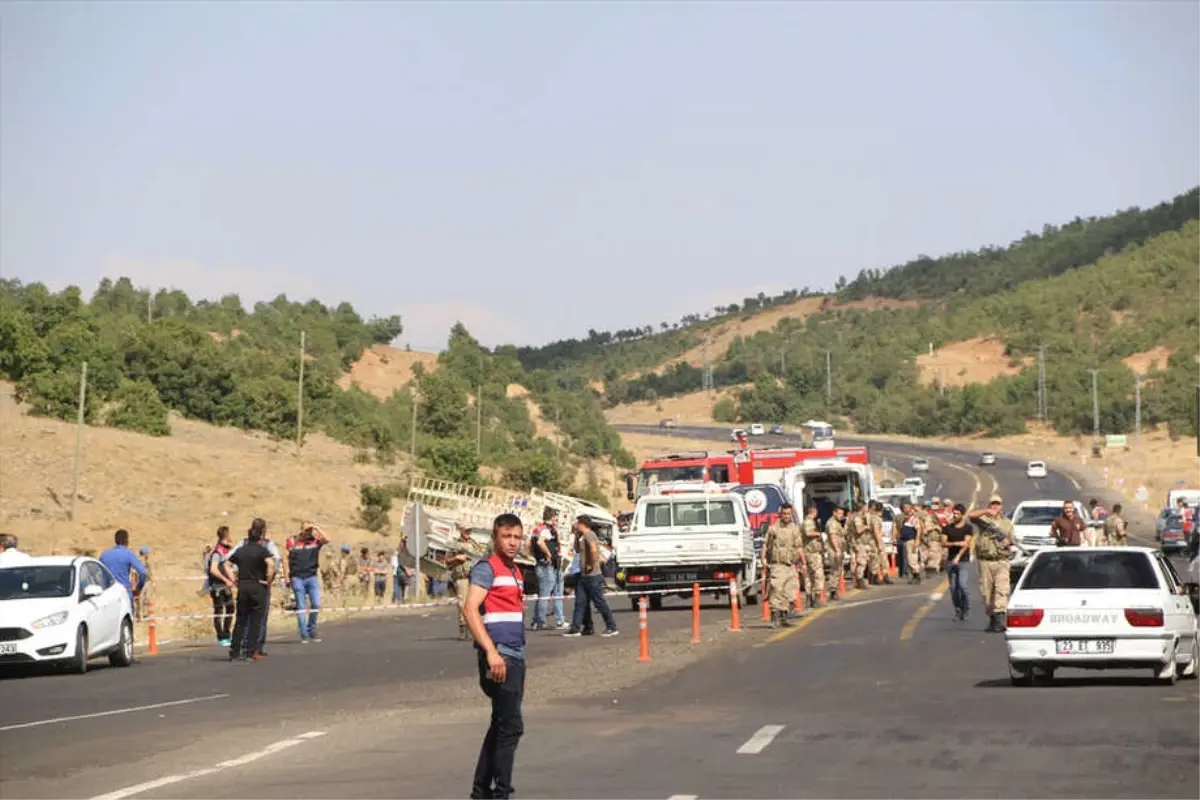 Güncelleme - Bingöl\'de Otomobille Pikap Çarpıştı: 6 Ölü, 9 Yaralı Ölü ve Yaralıların Sayısı...