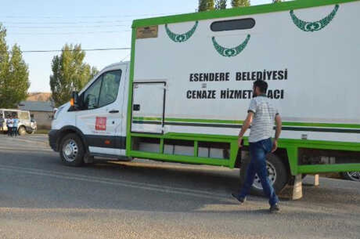 İran\'da Kazada Ölen Vedaş Şefi ve Kuzeni Toprağa Verildi
