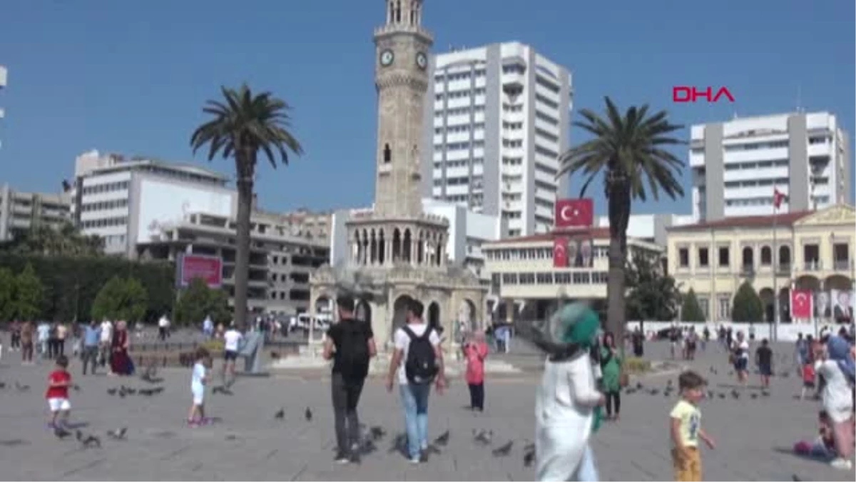 İzmir İzmir\'de Kalanlar Kordon\'un Tadını Çıkardı