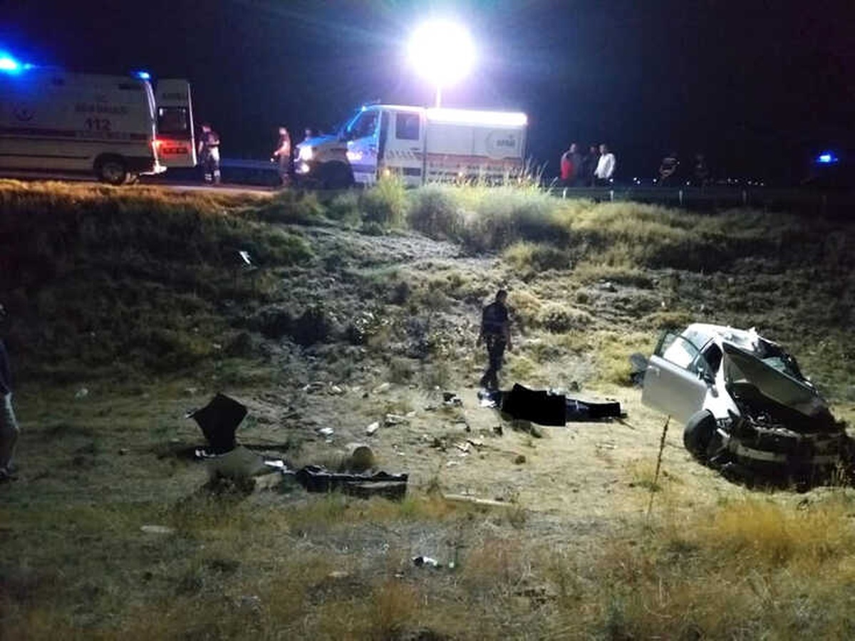 Kamyonla Otomobil Çarpıştı: 3 Ölü, 2 Yaralı