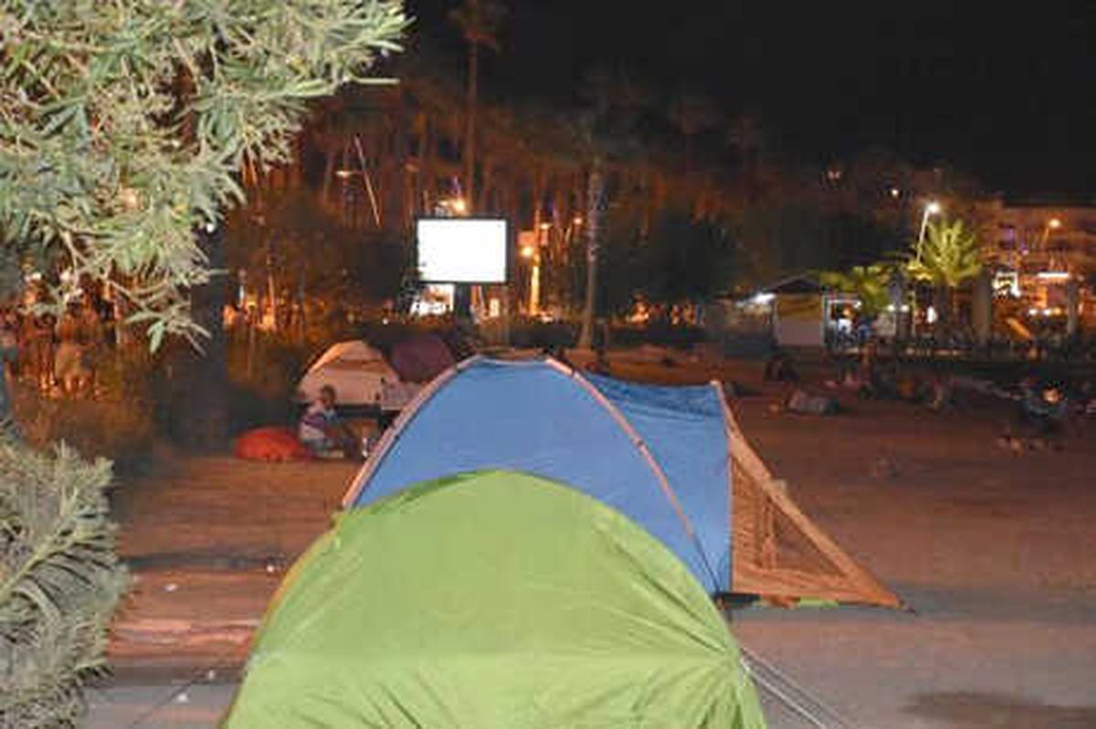 Marmaris\'te Boş Oda Bulamayanlar Sahillerde Çadır Kurdu