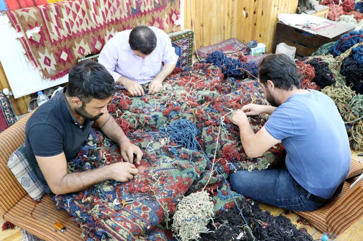 Paha Biçilemez Halıları Restore Ediyorlar