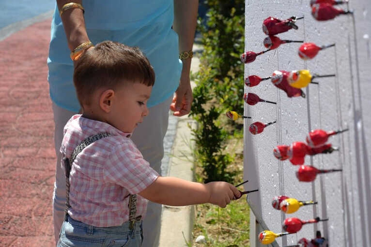Şekerli Reklam Panoları Çocukları Yine Sevindirdi
