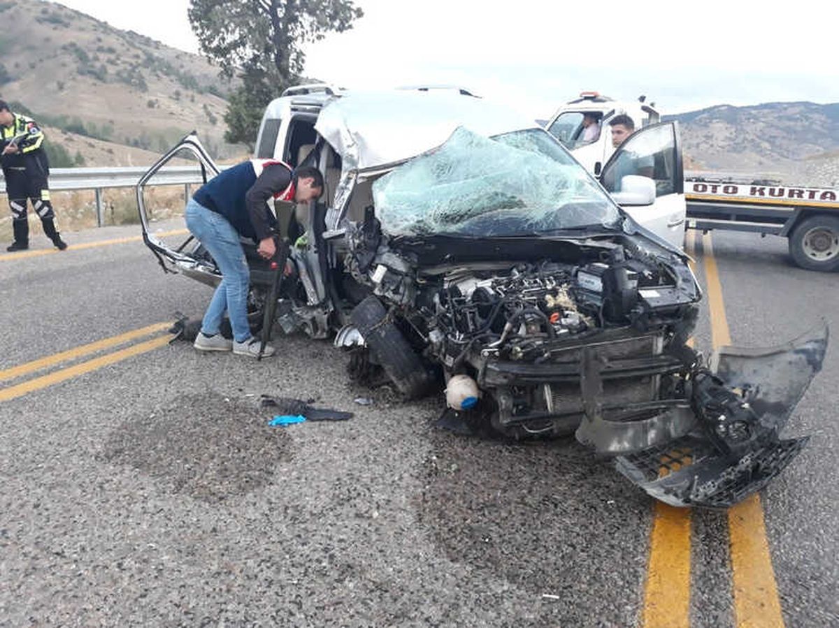 Tatile Giden Aile Kaza Geçirdi: 2 Ölü, 4 Yaralı