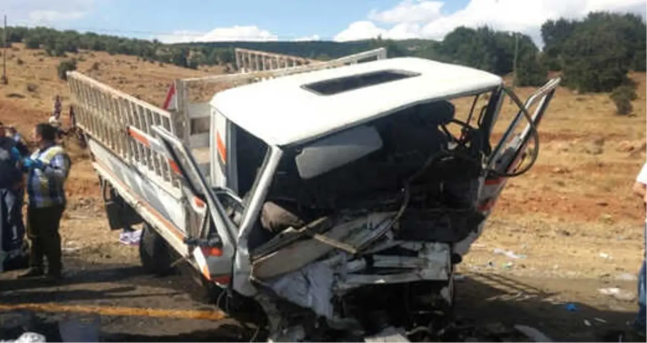 Taziye İçin Yola Çıkan Otomobil Kamyonetle Çarpıştı: 5 Ölü, 10 Yaralı