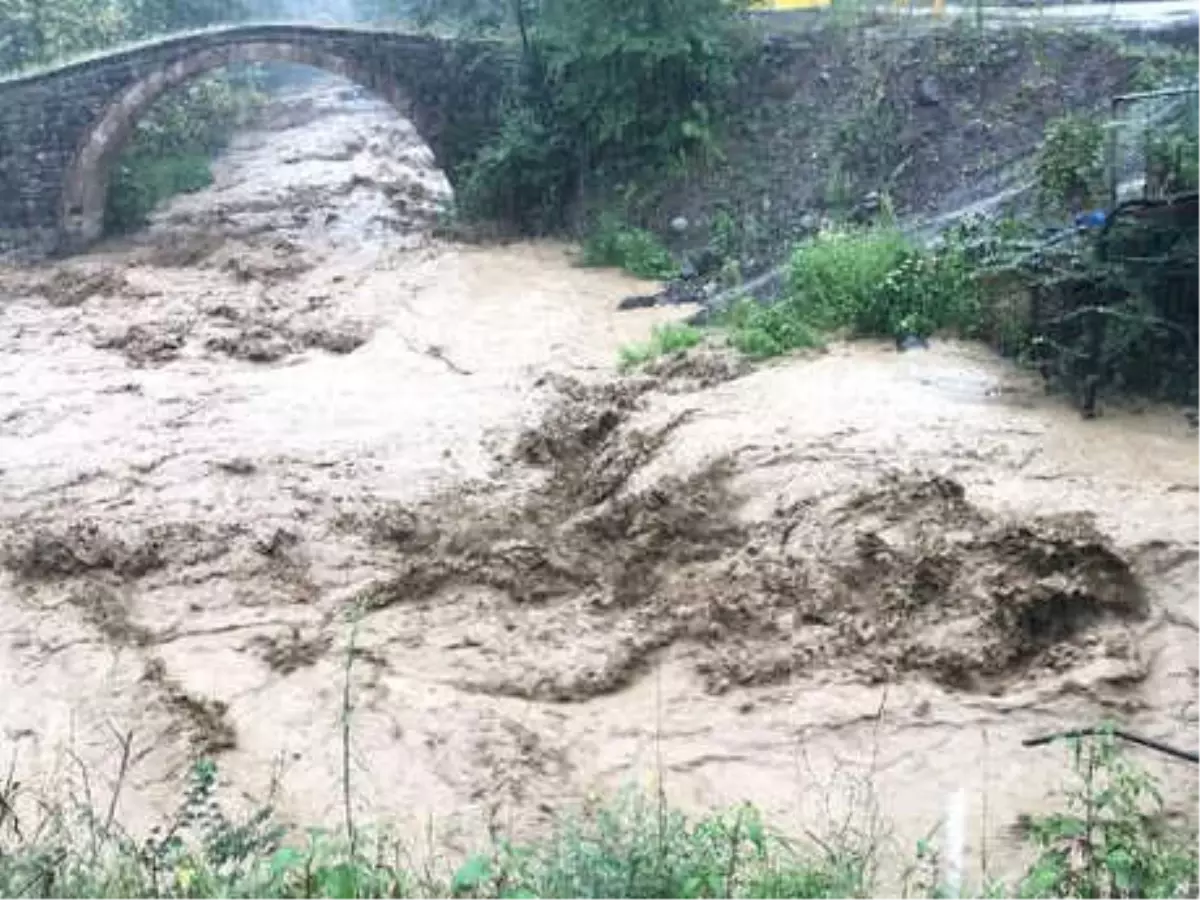 Trabzon\'da Sel ve Heyelan; Karayolu Ulaşıma Kapandı (3)