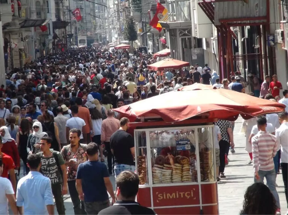 Vatandaşlar Bayramda Taksim\'e Akın Etti