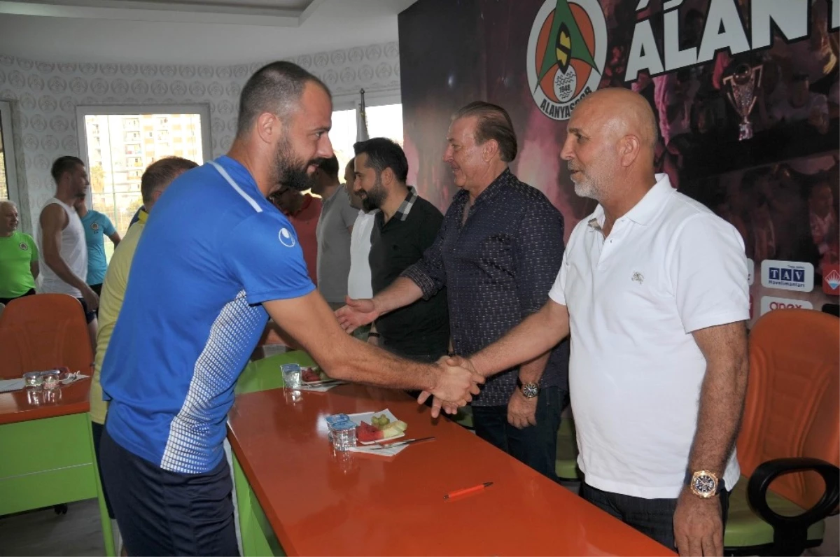 Alanyaspor\'da Bayramlaşma Töreni Yapıldı