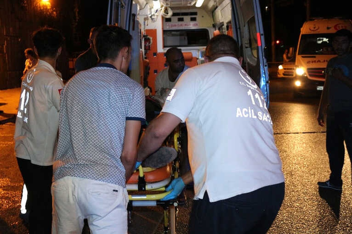 Beyoğlu\'nda 4 Kişinin Yaralandığı Kaza Saniye Saniye Kameraya Yansıdı