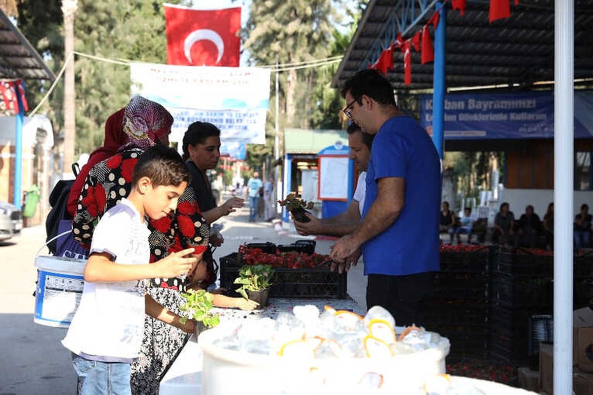 Büyükşehir\'den Mezarlık Ziyareti Yapan Vatandaşlara Çiçek ve Lokum