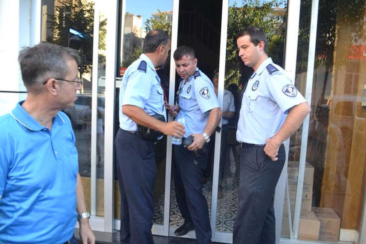 Camda Sıkışan Güvercin Kurtarıldı