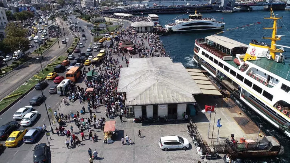 Eminönü İskelesi\'ndeki İnsan Seli Havadan Görüntülendi