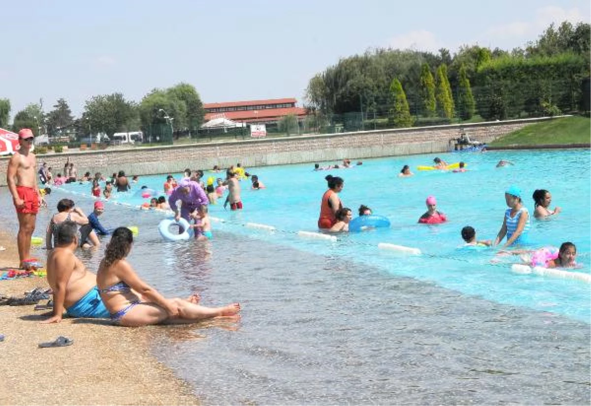 Eskişehir\'deki Yapay Plajda Bayram Yoğunluğu