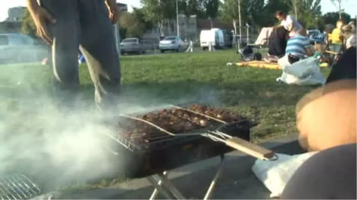 İstanbullular Mangal Keyfi İçin Sahile Akın Etti