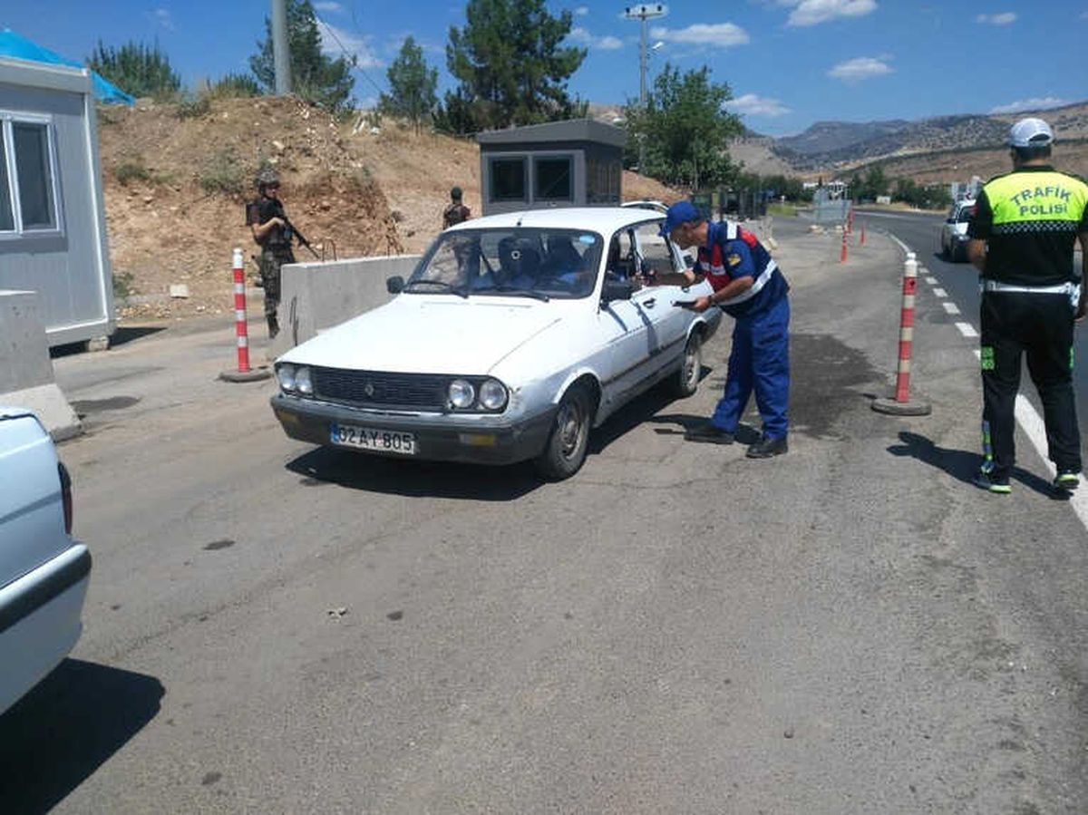 Jandarmadan Sürücülere Çikolata ve Kolonya